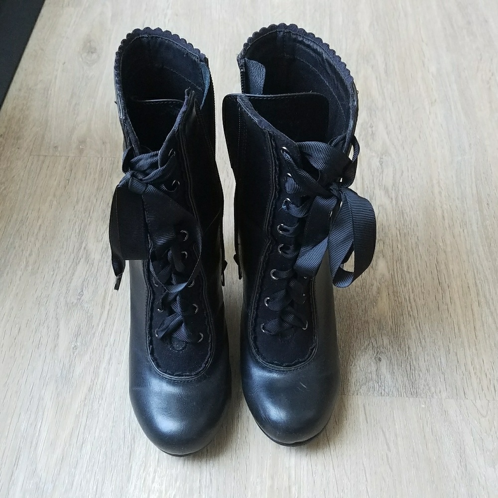 Chelsea crew Victorian booties sz6